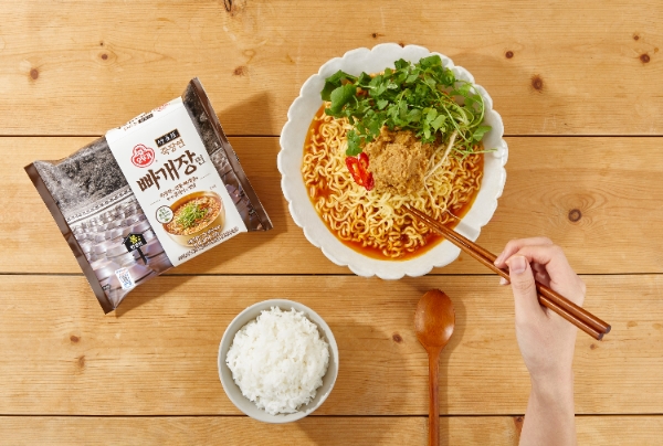 오뚜기(대표 황성만)가 프리미엄 전통장 브랜드인 '죽장연'과 손잡고, ‘죽장연 빠개장면’을 시즌 한정으로 19일 출시했다. /사진=오뚜기