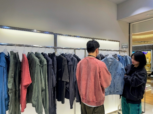 생활문화기업 LF(대표 김상균) 미니멀 컨템포러리 브랜드 ‘일꼬르소(ILCORSO)’는 서울 잠실 롯데월드몰에서 3월 14일까지 24년 SS시즌 신상품을 선보이는 팝업스토어를 전개한다. /사진=LF 일꼬르소