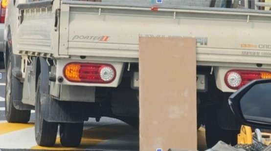 트럭이 종이 합판으로 번호판을 가린 채 도로 위에 정차해 있다./사진제공=마포구