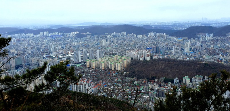 북한산 수리봉에서 바라본 서울 도심./사진=주현태 기자