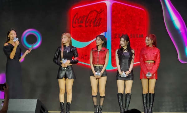 20일 서울 여의도 페어몬트 앰배서더 서울에서‘코카콜라 제로 한류(K-Wave)'가 첫선을 보였다. 사진은 걸그룹 '있지'가 코카콜라 신제품 K-Wave의 타이틀곡 'Like Magic' 댄스 챌린지를 소개하는 모습. /사진=손원태기자