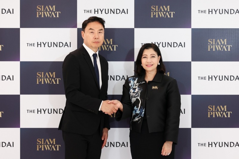 20일(현지 시각) 오전, 태국 방콕 시 암 피왓 빌딩에서 정지영 현대백화점 사장(왼쪽) ,  차다팁 추투라쿨 시암 피왓 그룹 총괄  CEO가 MOU 체결 후 기념 촬영을 하고 있는 모습. /사진제공=현대백화점그룹