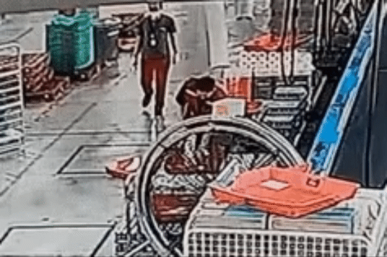 쿠팡 일용직 근로자가 둔기로 관리자를 가격하는 모습. /사진제공=쿠팡