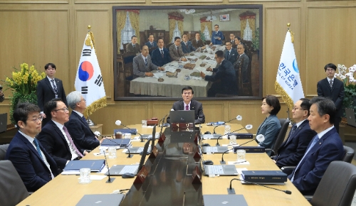 이창용 한국은행 총재가 22일 오전 서울 중구 한국은행에서 열린 금융통화위원회 본회의에서 회의를 주재하고 있다. 7인 체제 모습. / 사진제공= 한국은행(2024.02.22)