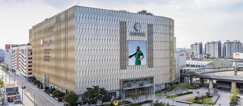 22일 수원 지역 최대규모의 프리미엄 레저, 키즈 테넌트를 오픈했다. 사진은 롯데몰 수원점 전경/사진제공=롯데쇼핑