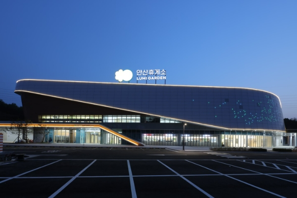 풀무원푸드앤컬처(대표 이동훈)는 2022년 5월 오픈한 영동 고속도로 안산 복합 휴게소에 요리로봇과 디지털 무인배송 서비스 등 푸드테크를 접목해 미래형 휴게 공간으로 혁신을 거듭했다고 23일 밝혔다. /사진=풀무원푸드앤컬처
