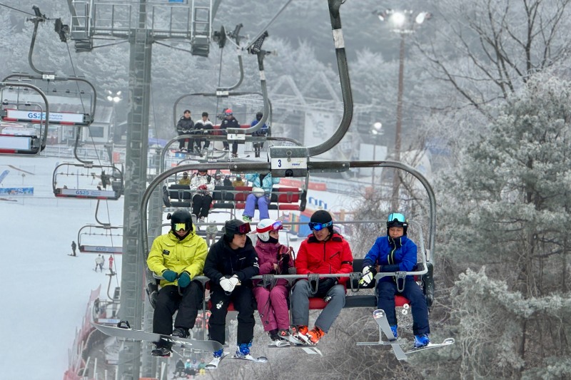 허윤홍 GS건설 대표(오른쪽 두번째)가 17일 직원들과 강원도 춘천시 엘리시안 강촌에서 스키행사를 진행하고 있는 모습./사진제공=GS건설