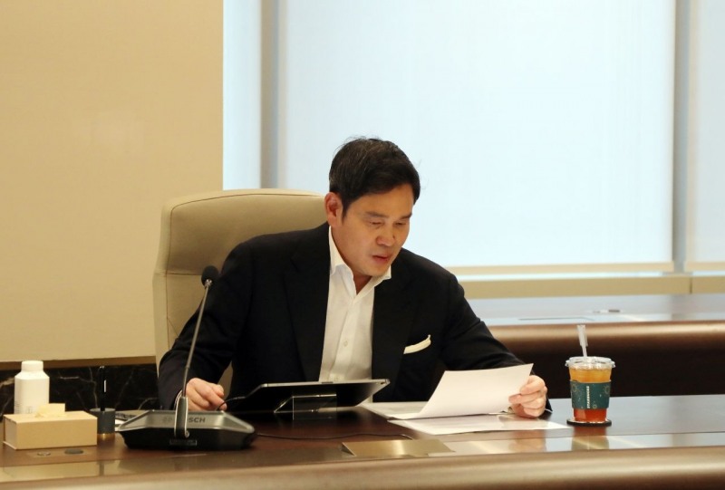 신입사원 면접에 매해 참석하고 있는 정용진 회장. 18년 만에 회장으로 승진했다. /사진제공=신세계그룹