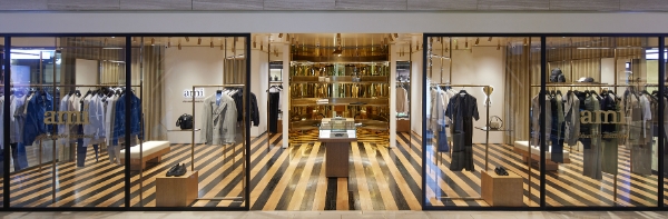 삼성물산 패션의 프랑스 디자이너 브랜드 아미(AMI)는 신세계백화점 강남점 매장을 리뉴얼한 데 이어 ‘더현대 대구’에 국내 13번째 매장을 오픈했다고 27일 밝혔다. /사진=삼성물산 패션 아미