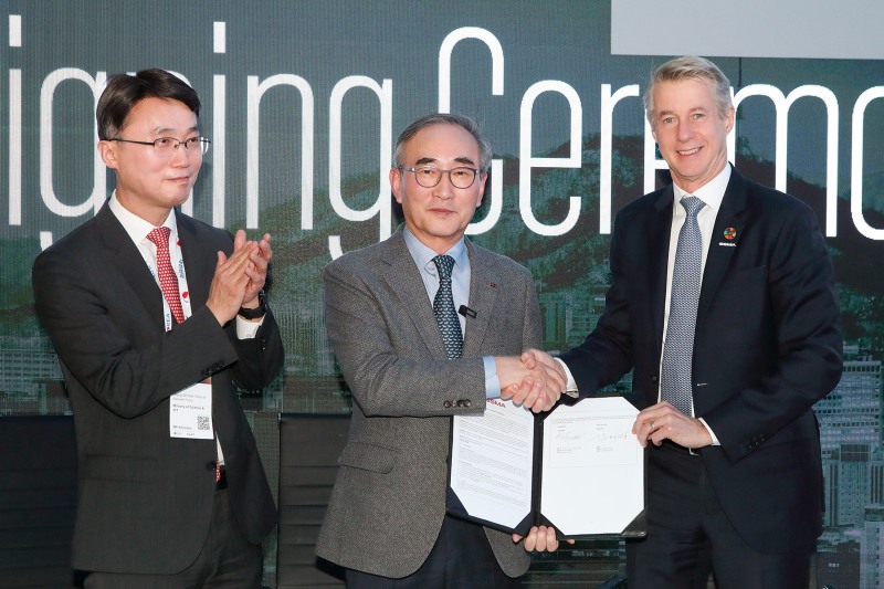 KT가 26일(현지시간) 스페인 바르셀로나 MWC 2024 전시장에서 세계이동통신사업자연합회(GSMA)와 2024년 M360 APAC 서울 개최를 위한 계약을 체결했다. (왼쪽부터) 과학기술정보통신부 류제명 네트워크정책실장, KT 김영섭 대표, GSMA 마츠 그란리드 사무총장. / 사진제공=KT