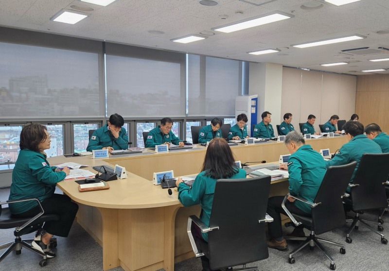 박희영 용산구청장이 재난안전대책본부 회의를 진행하는 모습./사진제공=용산구