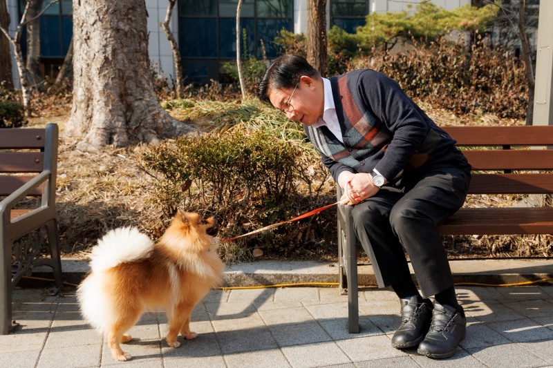 박강수 마포구청장이 반려견과 산책에 나선 모습./사진제공=마포구