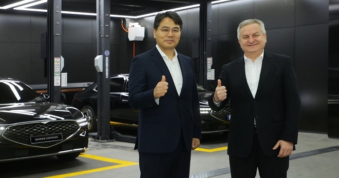 홍정호 현대자동차 국내CPO사업실 상무(왼쪽)와 제롬 뱅송 미쉐린코리아 대표. 사진제공=미쉐린코리아.