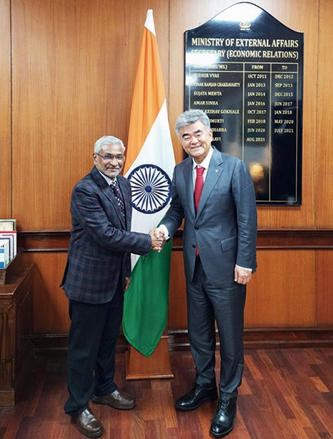 ▲ 정원주 대우건설 회장(오른쪽)이 지난달 2일 뉴델리에서 댐무 라비 인도 외교부 경제차관을 만나 면담을 진행했다. 사진제공 = 대우건설