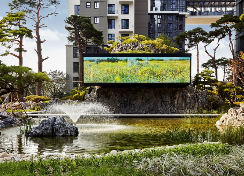 가든베일리 내 연못 밑 초대형 미디어 큐브 / 사진제공=삼성물산 