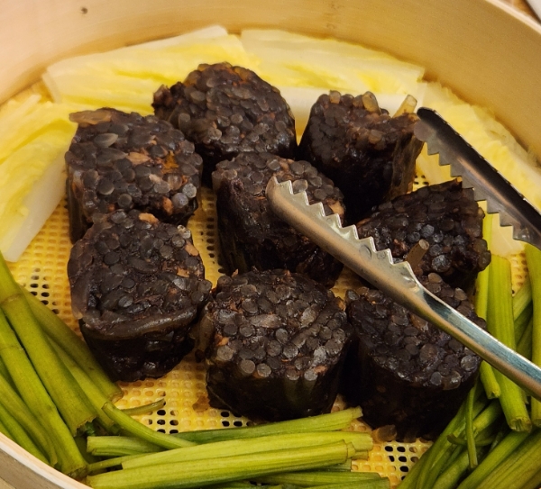 신세계푸드가 4일 서울 종로구 순대전문점 '순대실록'에서 대안식품 설명회를 열었다. 사진은 신세계푸드가 개발한 식물성  순대를 토대로 순대실록 레시피를 더한 순대. /사진=손원태기자