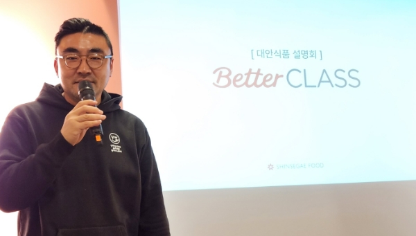 신세계푸드가 4일 서울 종로구 순대전문점 '순대실록'에서 대안식품 설명회를 열었다. 사진은 송현석 신세계푸드 대표이사가 대안식품 전략에 대해 설명하고 있다. /사진=손원태기자