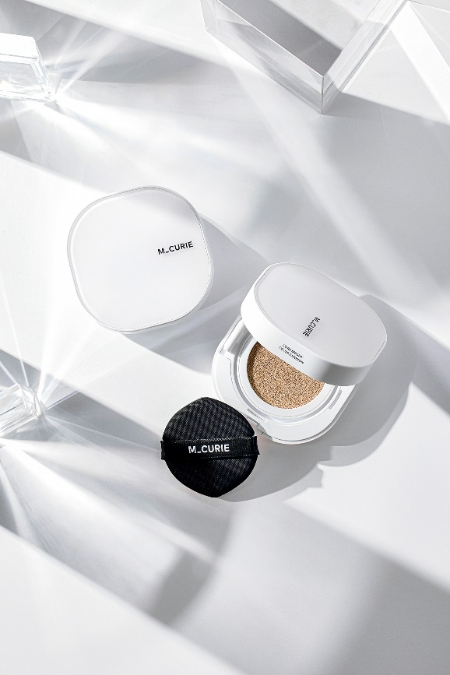 코오롱FnC 화장품 브랜드 엠퀴리(M_CURIE)가 신제품 ‘코어 브라이트 커버 쿠션’을 7일 선보였다. /사진=코오롱FnC 엠퀴리