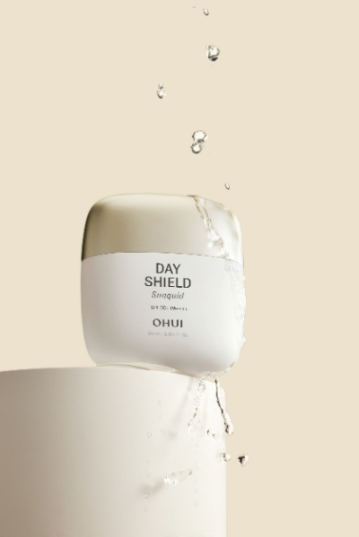 LG생활건강의 디에이징(De-aging) 솔루션 브랜드 오휘(OHUI)가 얇고 촘촘한 수분 장벽을 통해 자외선 차단과 기초 관리까지 가능한 ‘오휘 데이쉴드 선퀴드’를 7일 출시했다. /사진=LG생활건강 오휘