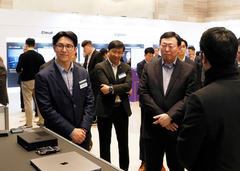 롯데는 7일 'CEO AI 컨퍼런스'를 개최했다. 이 자리에는 신동빈 롯데그룹 회장도 참석했다. /사진제공=롯데 