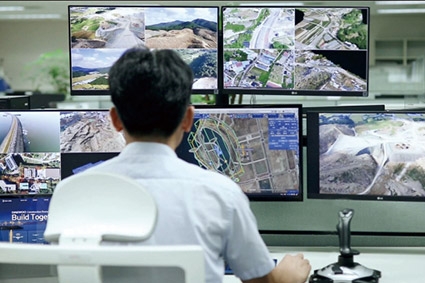 ▲ 대우건설의 드론관제시스템을 통해 건설 현장을 관제하고 있다. 사진제공 = 대우건설