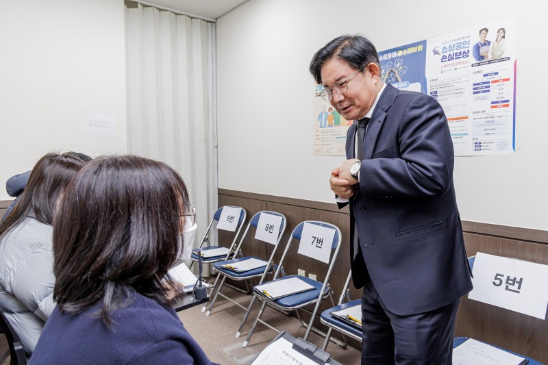 박강수 마포구청장이 소기업‧소상공인 특별금융지원 접수처를 찾은 주민들의 어려움을 청취하는 모습./사진제공=마포구