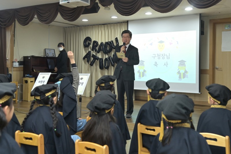 김길성 중구청장이 지난달 개최된 청구어린이집 졸업식에 참석해 축사를 하는 모습./사진제공=중구