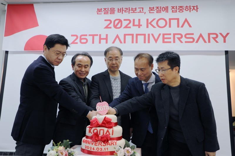 조정일 코나아이 대표이사(왼쪽에서 세 번째)가 창립 26주년 기념식에서 코나아이 임원들과 케이크 커팅을 하고 있다.(2024.03.11.)/사진제공=코나아이
