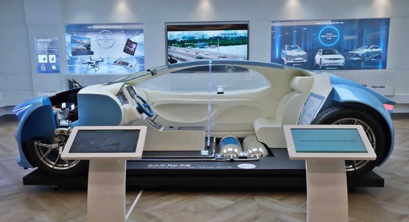 포스코인터내셔널 구동모터가 적용된 친환경차 모형./ 사진 = 포스코인터내셔널