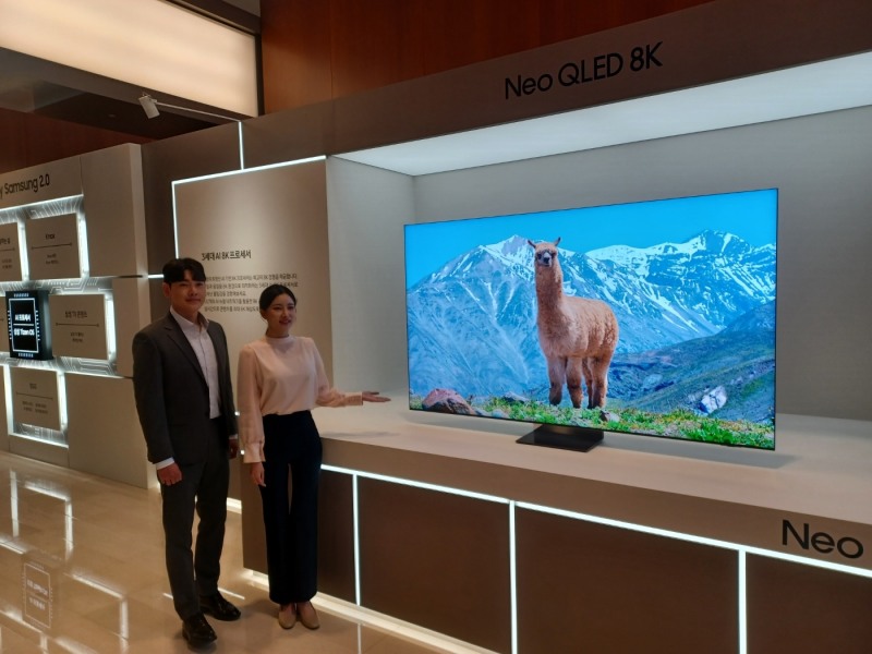 언박스&디스커버 2024 행사에서 모델들이 삼성전자의 신형 AI TV Neo QLED 8K를 소개하고 있다./사진 = 삼성전자