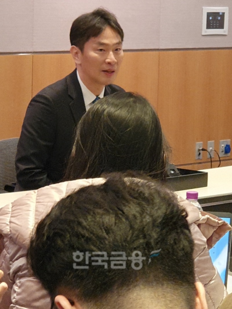 이복현 금융감독원장이 13일 여의도 한국경제인협회에서 금감원, 한국거래소 공동으로 연 '개인투자자와 함께하는 열린 토론회' 후 기자들과 만난 자리에서 발언하고 있다. / 사진= 한국금융신문(2024.03.13)