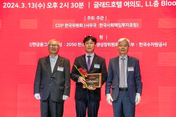추영기 현대건설 안전사업지원실장 상무(가운데)가 CDP 한국위원회 주요 관계자들과 기념사진을 촬영하는 모습.사진제공=현대건설