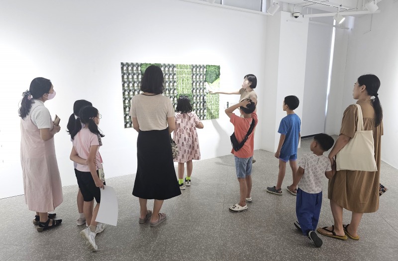 지난해 열린 반도문화재단 반도 전시기획 공모전의 '윌유매리미' 단체관람 현장 / 사진제공=반도건설