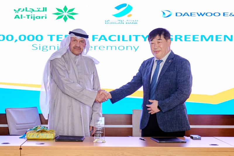 대우건설 이용희 재무관리본부장(오른쪽)과 쿠웨이트 ABK의 그룹 CEO 대행 압둘라 알 수마이트(Abdulla M. Al Sumait)가 악수하고 있다. / 사진제공=대우건설