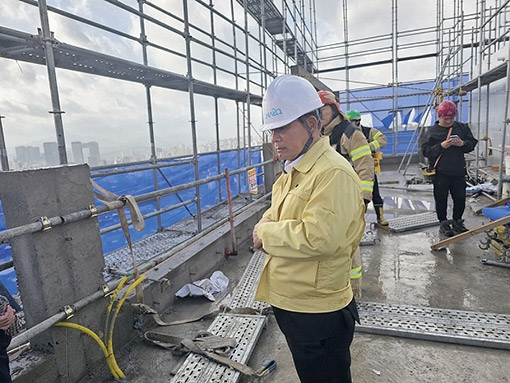 ▲ 박강수 마포구청장이 가설물 기울임 현상이 발생한 공사장 현장을 찾아 원상 복구된 가설물을 점검하고 있다. 사진제공 = 마포구