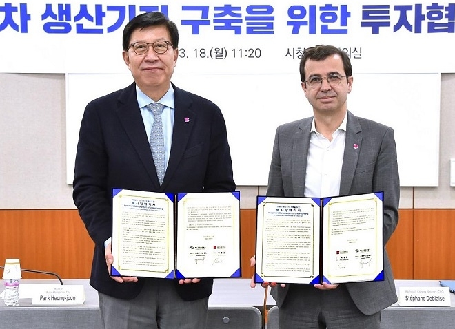 박형준 부산시장(왼쪽)과 스테판 드블레즈 르노코리아 사장. 사진제공=부산시.