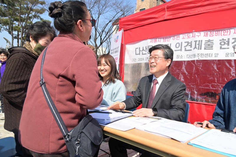 김길성 중구청장이 연명부에 서명하는 다산동 주민과 이야기를 나누는 모습./사진제공=중구