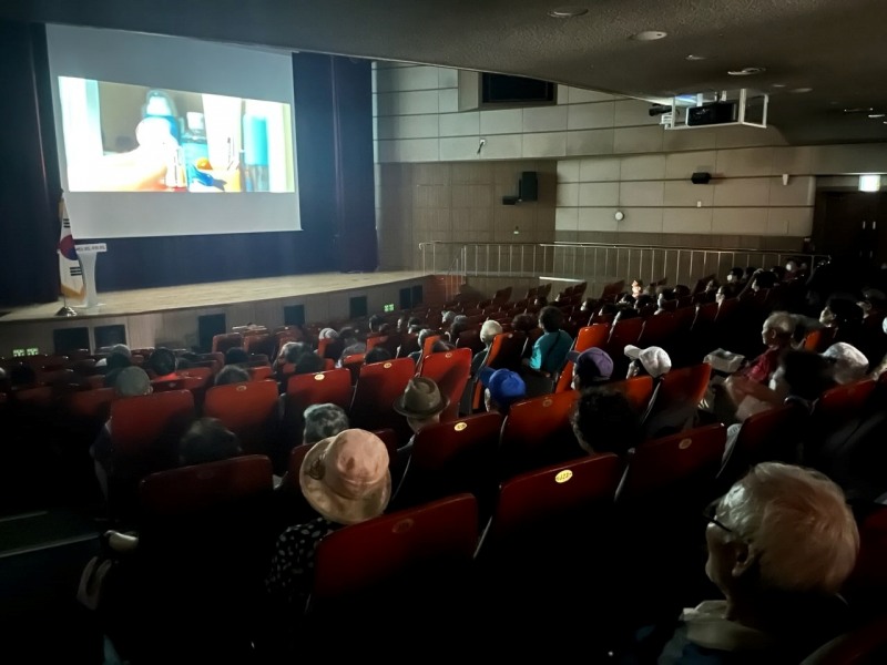 마포구에 거주하는 어르신들이 마실영화관에서 영화를 관람하는 모습./사진제공=마포구