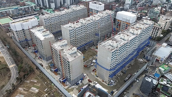 ▲ 공사가 진행 중인 더샵 둔촌포레 현장. 사진제공 = 서울시 리모델링 주택조합 협의회