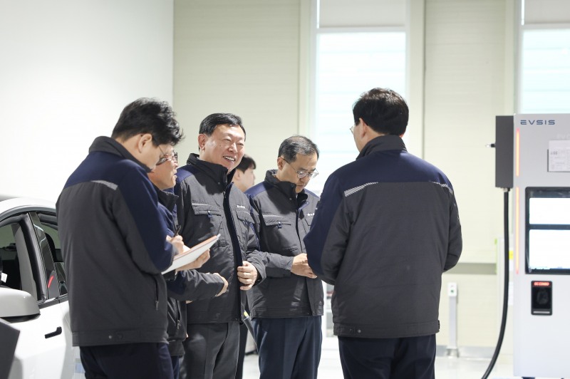 신동빈 롯데그룹 회장이 롯데이노베이트 자회사 이브이시스의 스마트팩토리 청주 신공장 현장을 방문했다. /사진제공=롯데