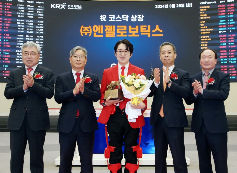 (사진 왼쪽부터)채남기 한국IR협의회 회장, 홍순욱 한국거래소 코스닥시장본부장, 공경철 엔젤로보틱스 대표이사, 윤병운 NH투자증권 부사장, 강왕락 코스닥협회 부회장이 엔젤로보틱스 코스닥시장 상장기념식에서 기념 촬영 중이다. /사진제공 = 한국거래소