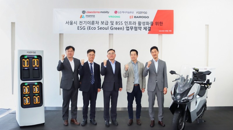 조형권 바로고 CLO(오른쪽부터), 정혁성 LG에너지솔루션 사업개발총괄 상무,권기재 대동모빌리티 부사장, 이국재 만나코퍼레이션 상무, 최병준 부릉 COO. /사진제공=바로고