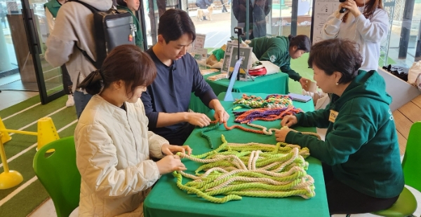 사진은 27일 스타벅스 더북한강R점에서 열린 유기견 입양 캠페인. 일반 고객들이 반려견 터그 장난감을 만들고 있다. /사진=손원태기자