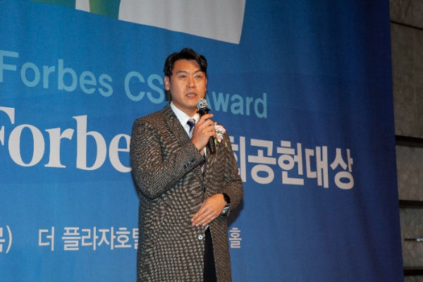 홈 인테리어 전문기업 한샘(대표 김유진)은 서울 더플라자호텔에서 열린 ‘2024년 대한상공회의소·포브스 사회공헌 대상’ 시상식에서 사회적 책임 부문 대상을 받았다고 29일 밝혔다. /사진=한샘