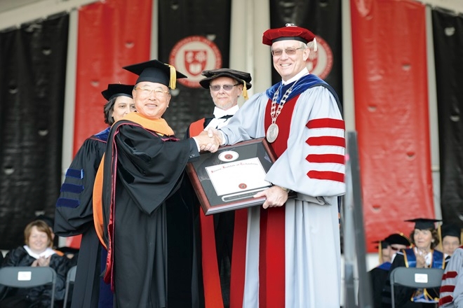 조석래 효성 명예회장(왼쪽)은 2013년 일리노이 공과대학으로부터 명예공학박사 학위를 수여받았다