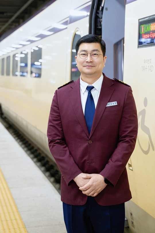 SR은 김승현 SRT 객실장(사진)이 지난달 초 광주송정역으로 향하는 SRT 승무 중 승객의 보이스피싱 사고를 막았다고 밝혔다. /사진제공=SR