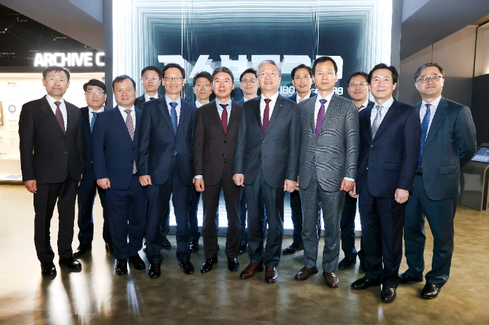 김종호 기술보증기금 이사장(첫 번째 줄 오른쪽에서 네 번째)과 전현직 임원들이 창립 35주년 기념촬영을 하고 있다. (2024.04.01) /사진제공=기술보증기금