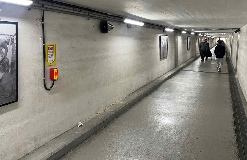 마포구가 수색지하보도에 설치한 안심비상벨 모습./사진제공=마포구