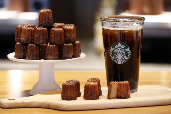 스타벅스 코리아(대표 손정현)가 한 입 사이즈의 미니 디저트인 ‘쁘띠 까눌레’를 오는 4일부터 선보인다. /사진=스타벅스 코리아