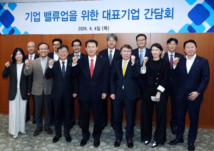 한국거래소는 4일 오전10시 서울사옥에서 정은보 이사장 주재로 기업 밸류업 지원방안 및 향후 주요 추진일정을 소개하고 현장의견을 청취하고자 한국시장을 대표하는 코스피 상장기업 11사를 대상으로 '대표기업(자산총액 10조원 이상) 간담회'를 개최했다. 간담회에 참석한 정은보 한국거래소 이사장(앞줄 왼쪽 네번째)과 참석인사 모습. / 사진제공= 한국거래소(2024.04.04)